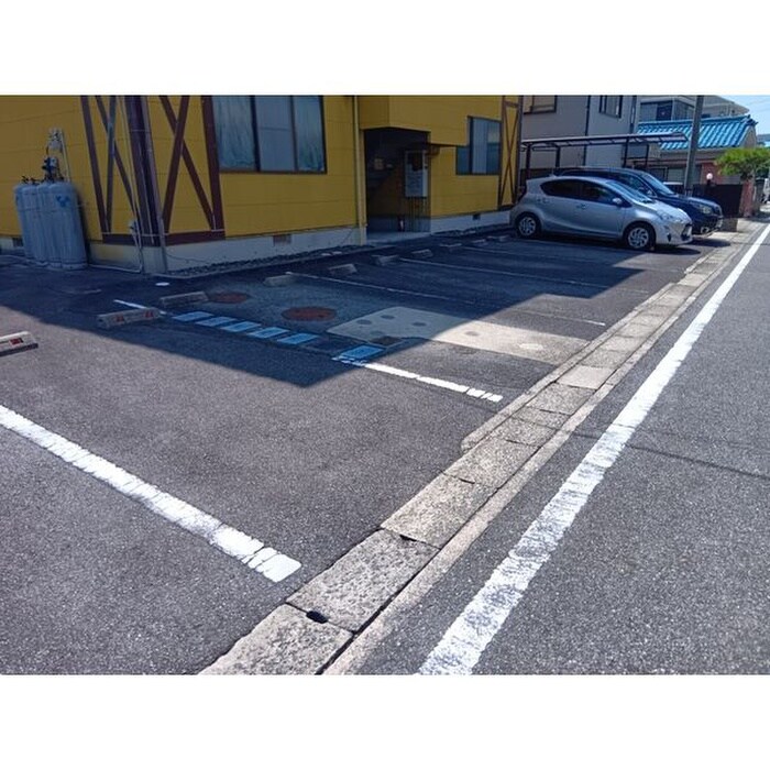 物件外観写真2　(駐車場)