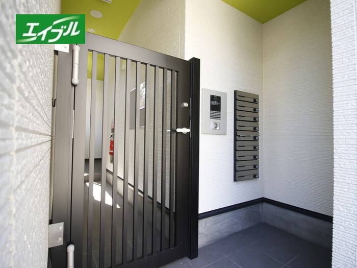 物件外観写真3　(エントランス部分)