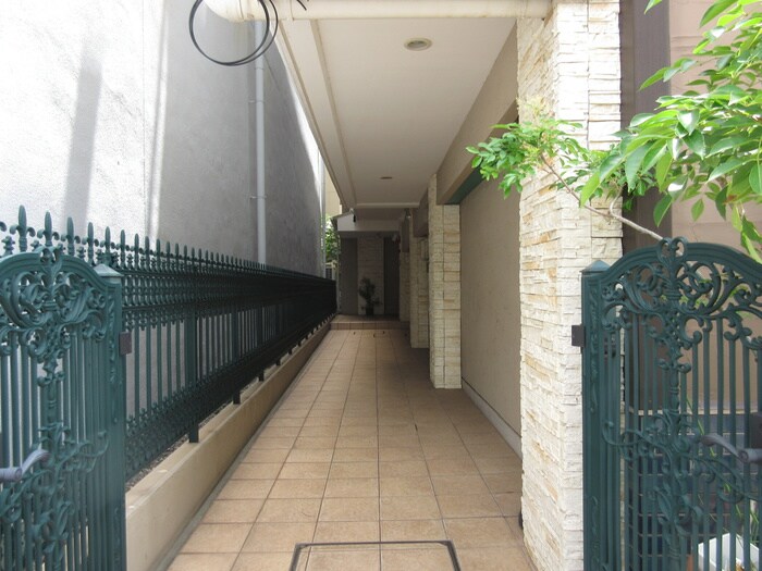 物件外観写真2　(エントランス部分)