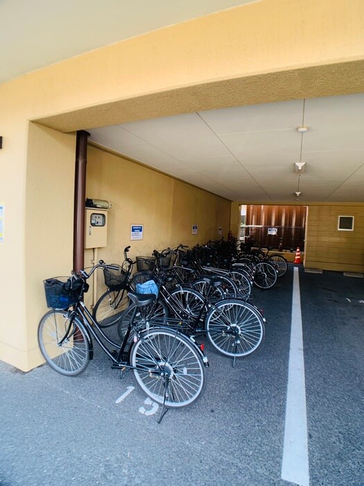 物件外観写真4　(駐輪場)