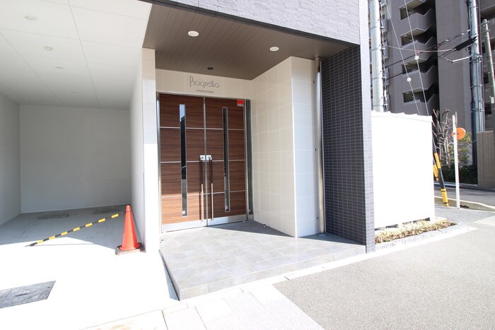 物件外観写真2　(エントランス部分)