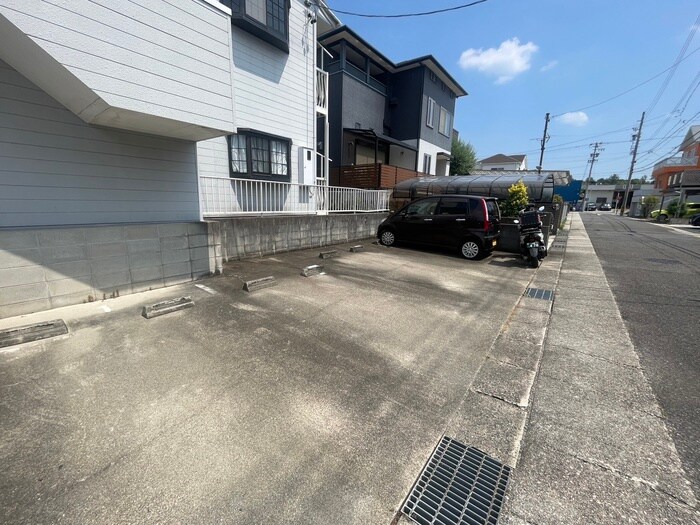 物件外観写真3　(駐車場)
