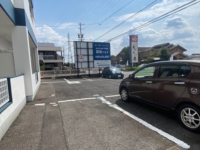 物件外観写真3　(駐車場)