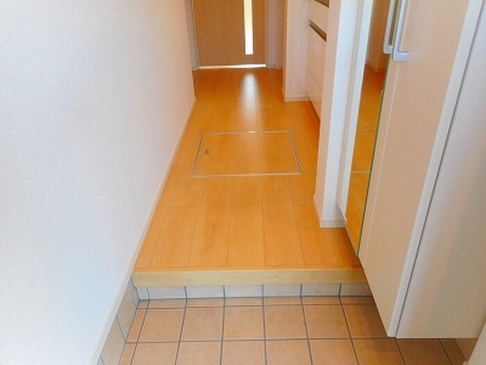 物件内観写真10　(玄関)