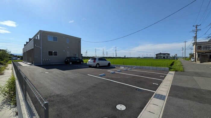 物件外観写真3　(駐車場)