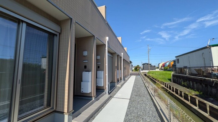 物件外観写真5　(エントランス部分)