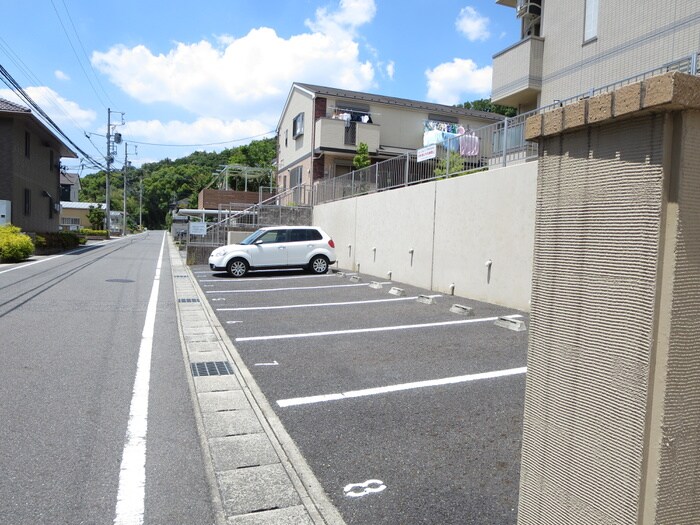 物件外観写真6　(駐車場)