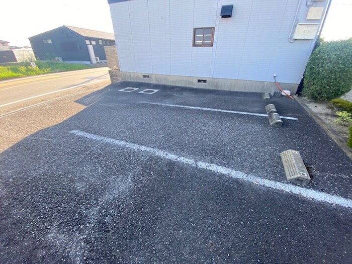 物件外観写真3　(駐車場)