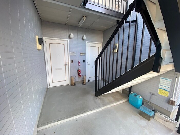 物件外観写真4　(エントランス部分)
