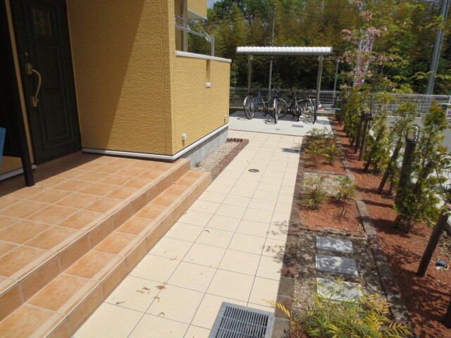 物件外観写真3　(エントランス部分)