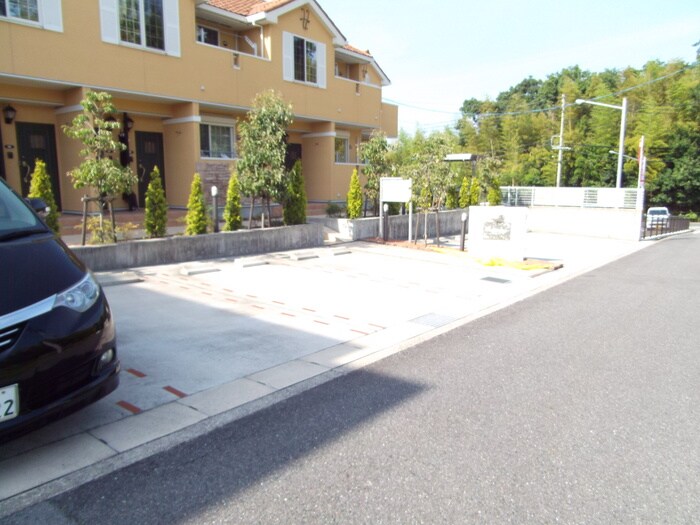 物件外観写真6　(駐車場)