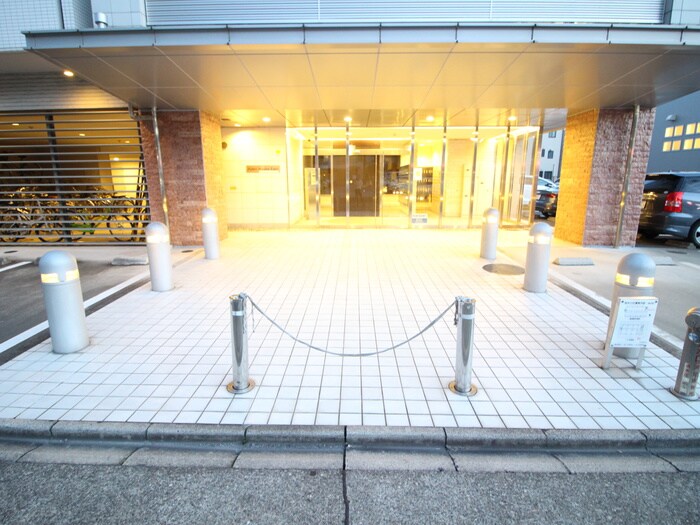 物件外観写真2　(エントランス部分)