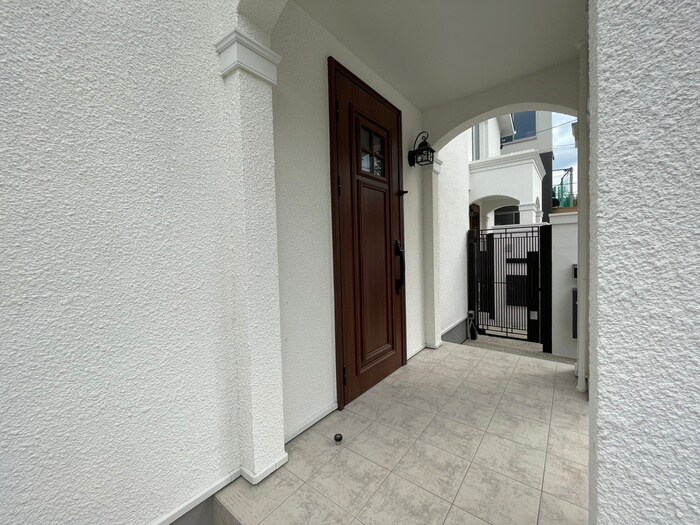 物件外観写真4　(エントランス部分)