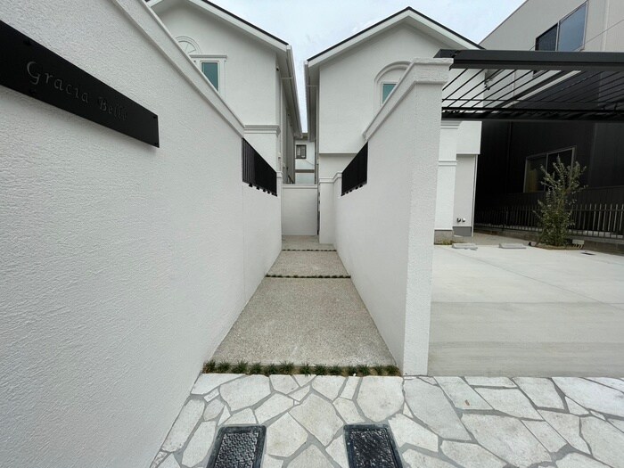 物件外観写真5　(エントランス部分)