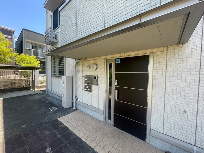 物件外観写真4　(エントランス部分)