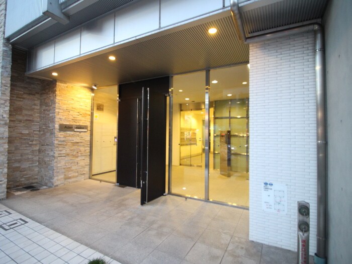 物件外観写真2　(エントランス部分)