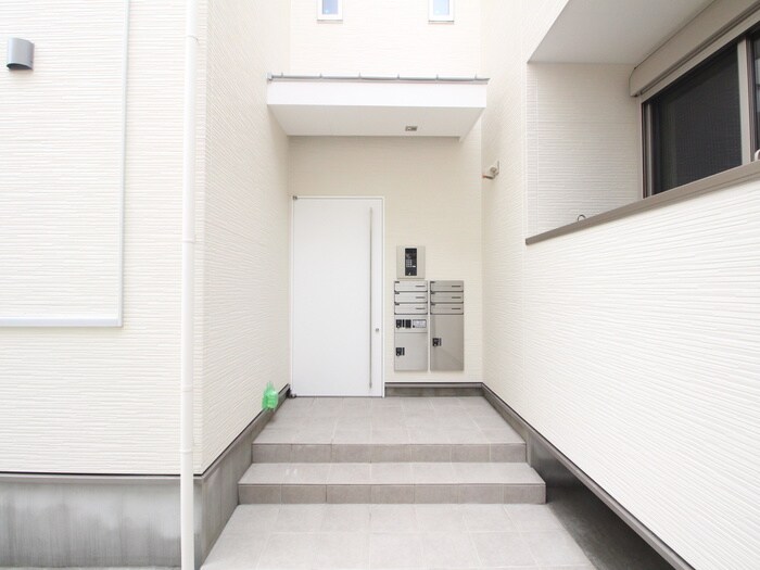 物件外観写真2　(エントランス部分)