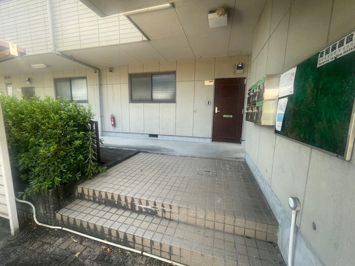 物件外観写真3　(エントランス部分)