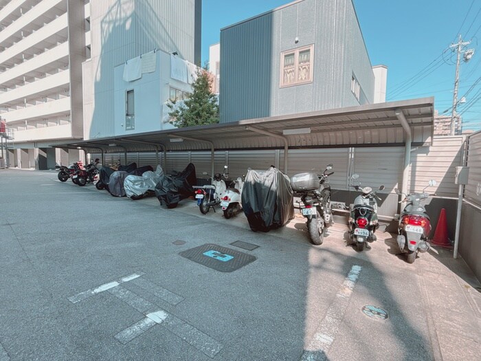 物件外観写真5　(バイク置き場)