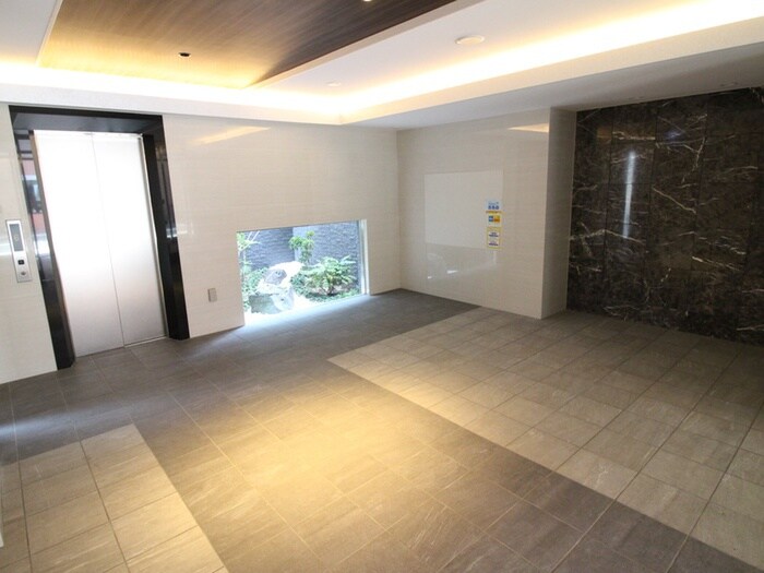 物件外観写真5　(エントランス部分)