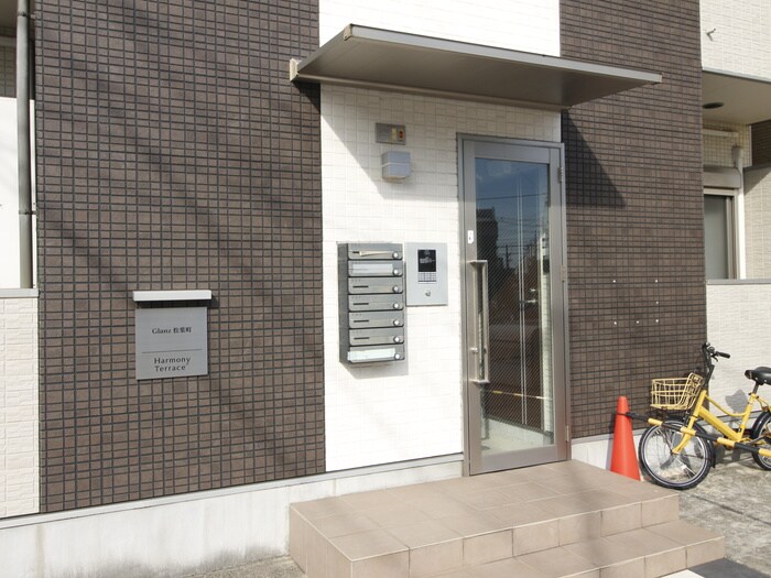 物件外観写真3　(エントランス部分)