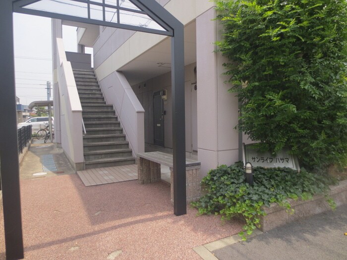 物件外観写真3　(エントランス部分)