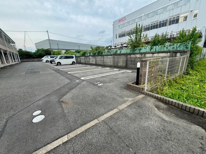 物件外観写真4　(駐車場)