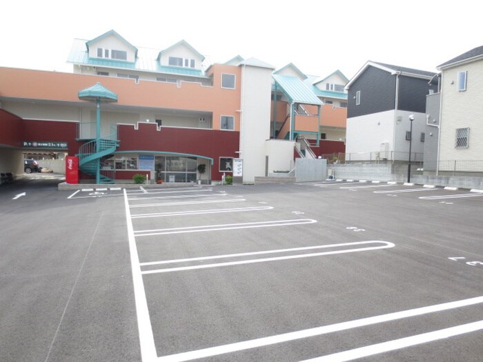 物件外観写真4　(駐車場)