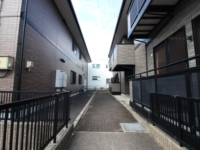 物件外観写真3　(エントランス部分)