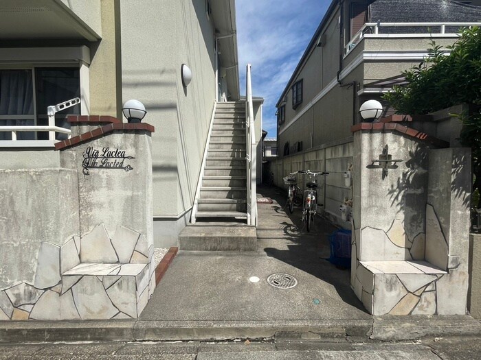 物件外観写真2　(エントランス部分)