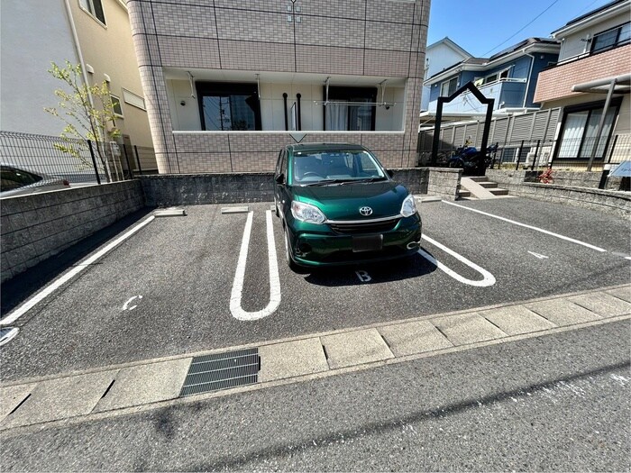 物件外観写真4　(駐車場)