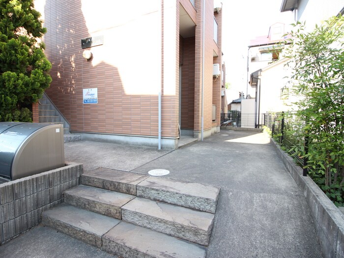 物件外観写真5　(エントランス部分)