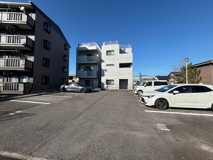 物件外観写真3　(駐車場)