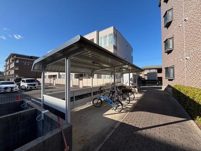 物件外観写真4　(駐輪場)
