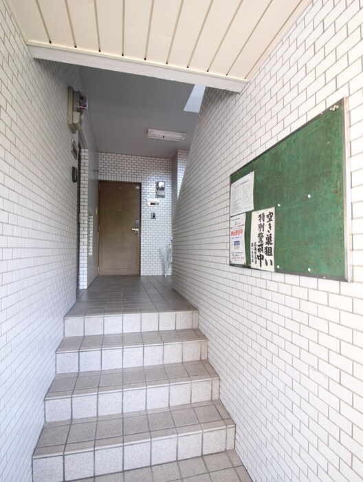 物件外観写真4　(エントランス部分)