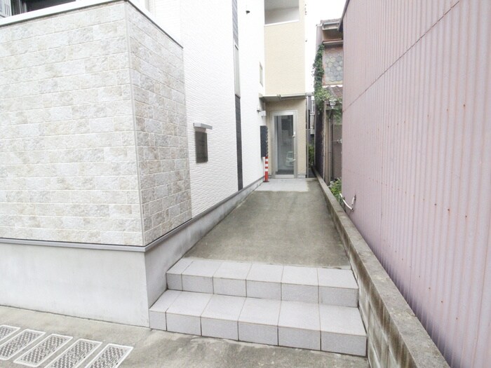 物件外観写真3　(エントランス部分)