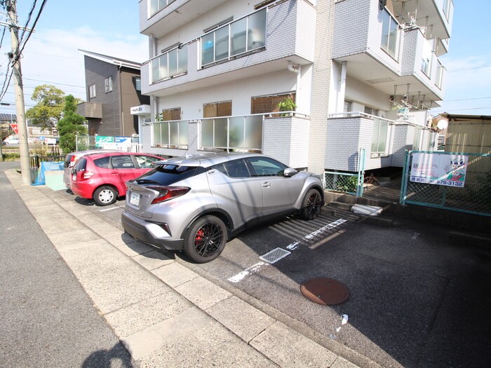 物件外観写真4　(駐車場)