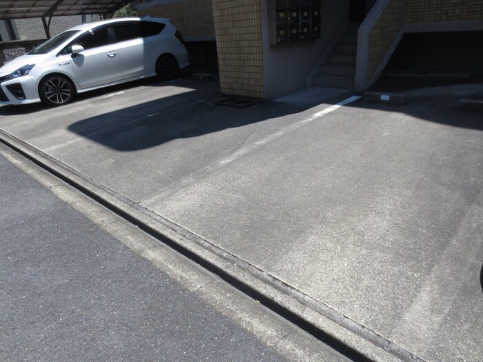 物件外観写真6　(駐車場)