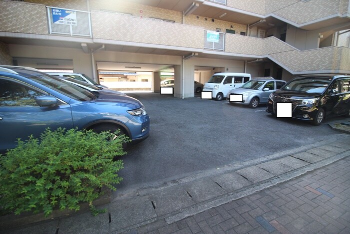 物件外観写真2　(駐車場)