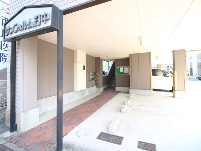 物件外観写真3　(エントランス部分)