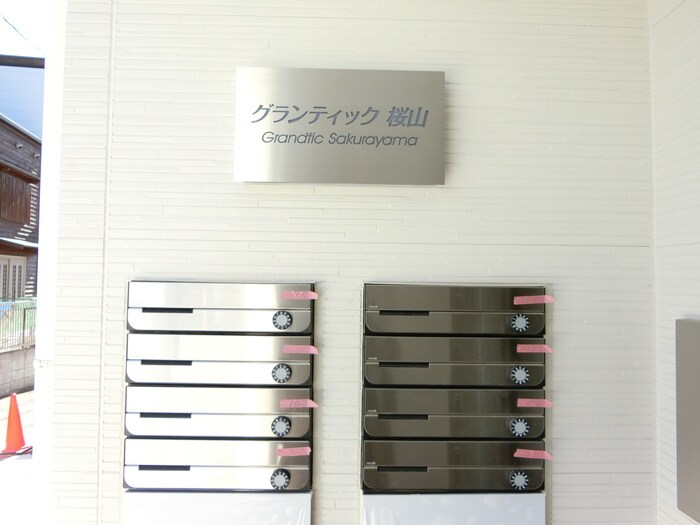 物件外観写真3　(エントランス部分)