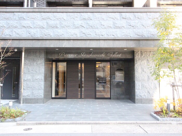 物件外観写真2　(エントランス部分)