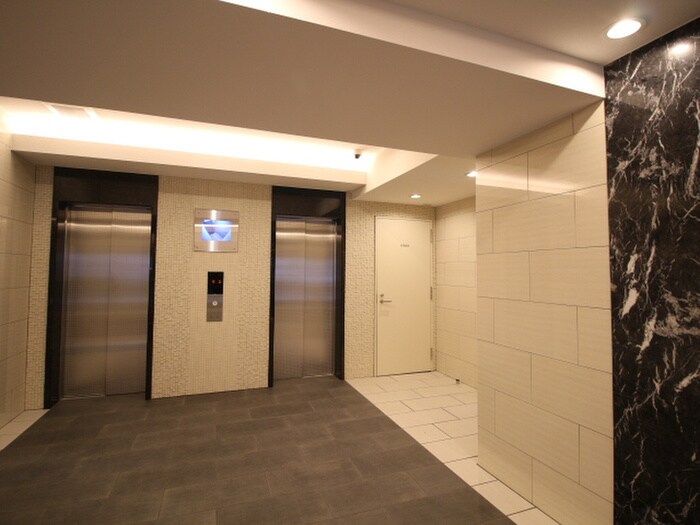 物件外観写真3　(エントランス部分)