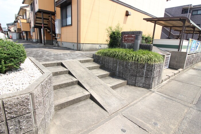 物件外観写真3　(エントランス部分)