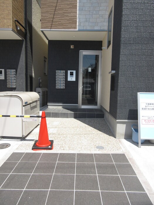 物件外観写真2　(エントランス部分)