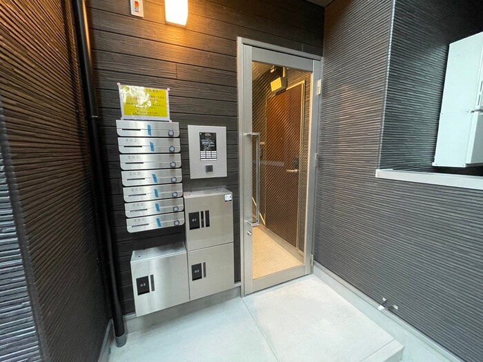 物件外観写真2　(エントランス部分)