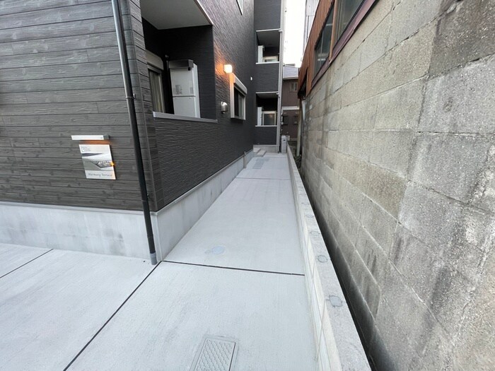 物件外観写真4　(エントランス部分)