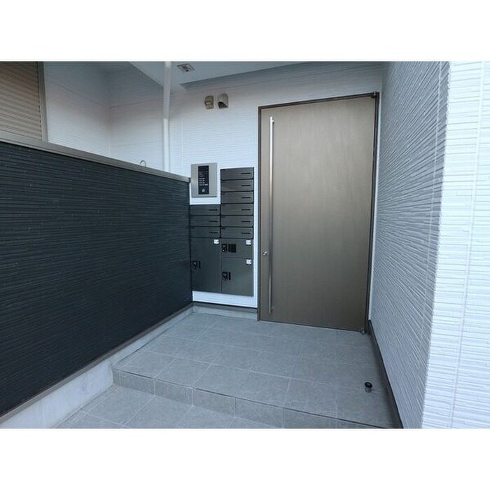 物件外観写真2　(エントランス部分)