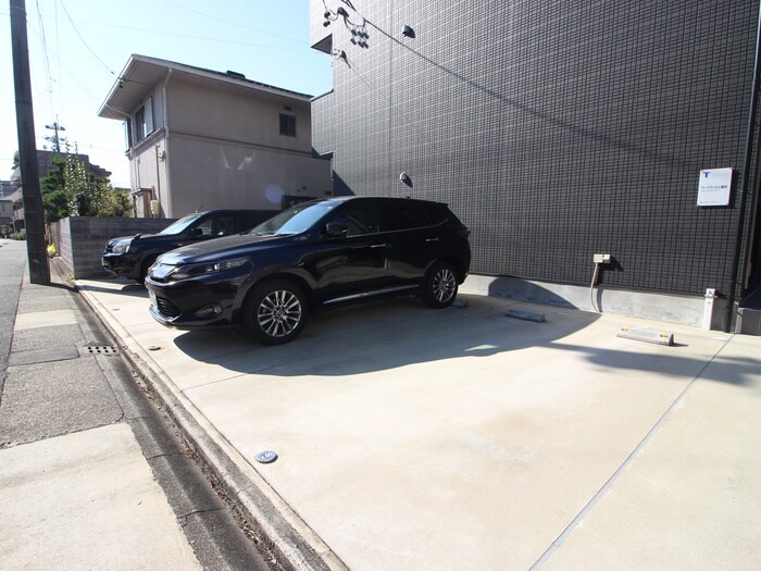 物件外観写真2　(駐車場)
