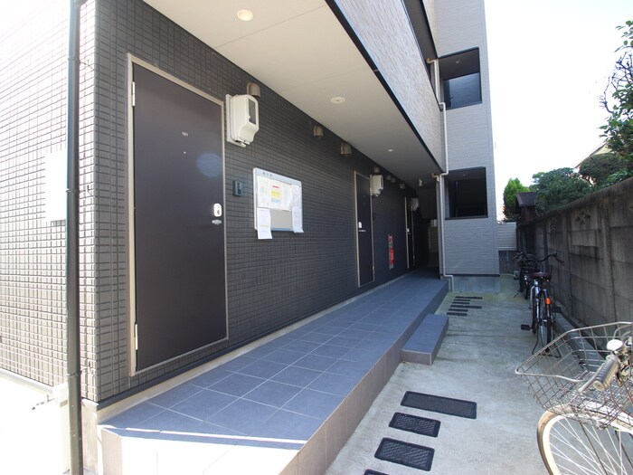 物件外観写真3　(エントランス部分)